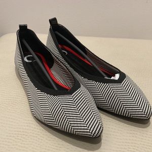 Journee Collection Karise Flat